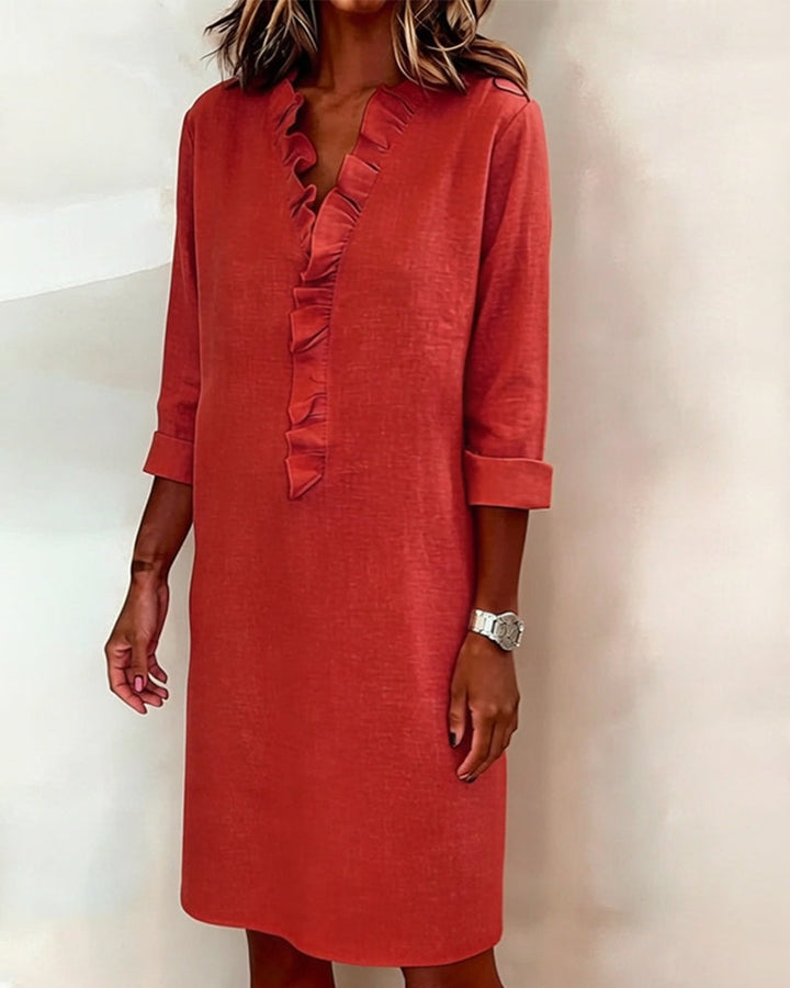 Robe chic femme coupe droite, col V et volants, idéal pour le confort quotidien.