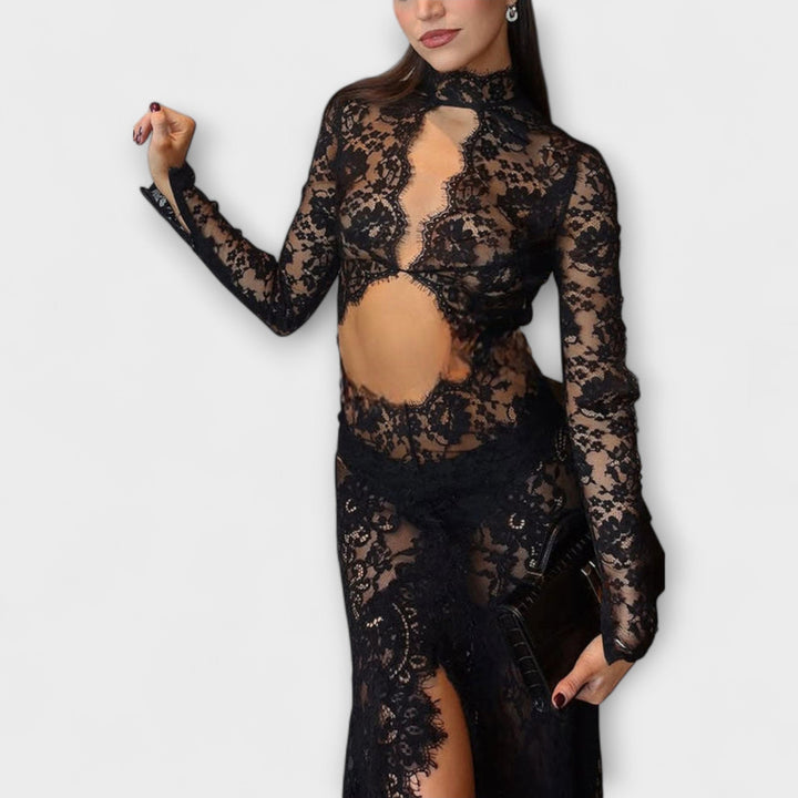 Robe de soirée élégante et transparente à découpes pour femme, style maxi chic avec manches longues, très tendance.