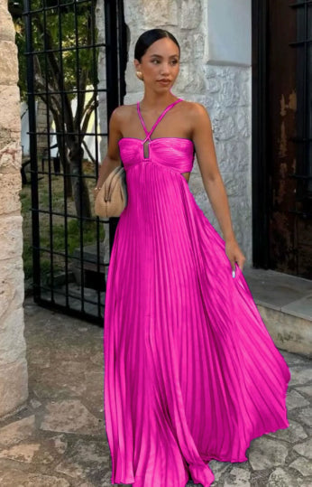 Tenue chic : robe plissée fluide femme col halter, parfaite pour soirées et célébrations.