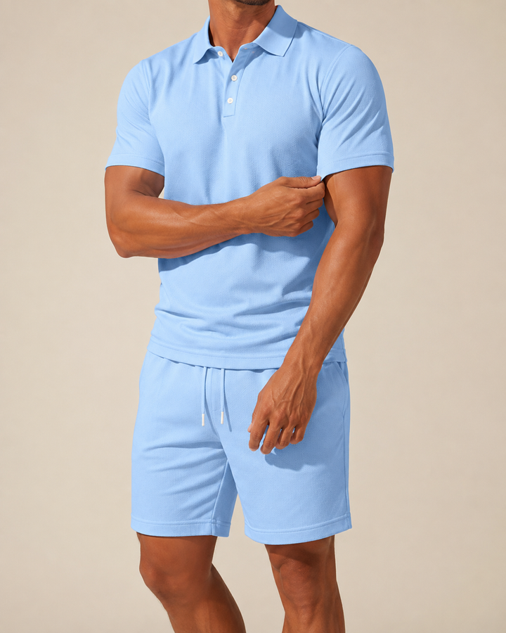 Ensemble polo homme d'été chic et confortable, coupe ajustée, idéal pour tenue décontractée estivale.