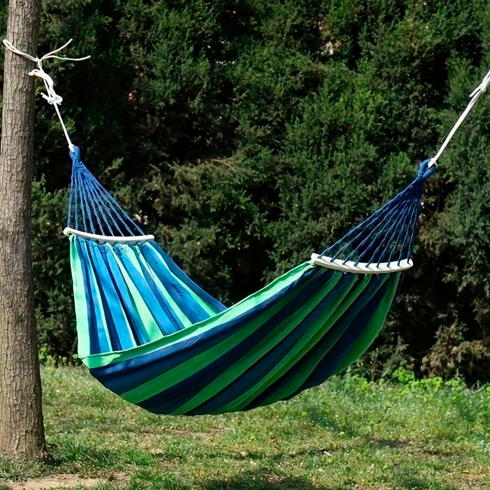 Hamac de camping portable rayé bleu en coton pour la détente extérieure au jardin ou en loisir.