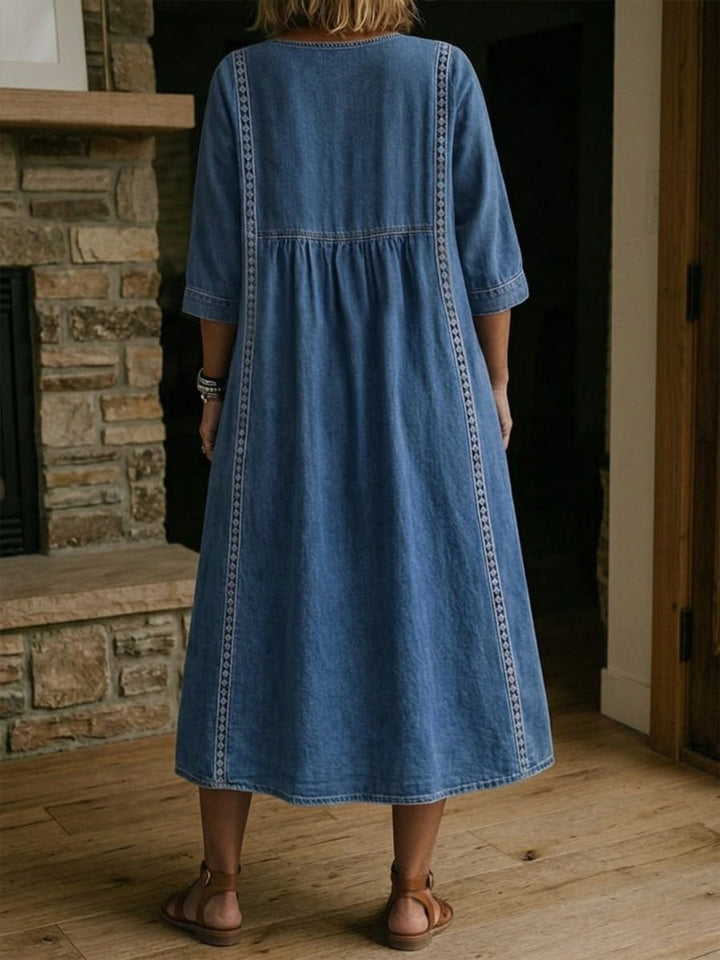 Sublime robe fluide en denim pour femme, col V orné de dentelle, élégante et confortable, idéale pour l'été.
