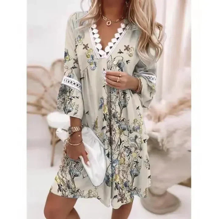 Robe d'été fluide à motif floral, parfaite pour les vacances décontractées.