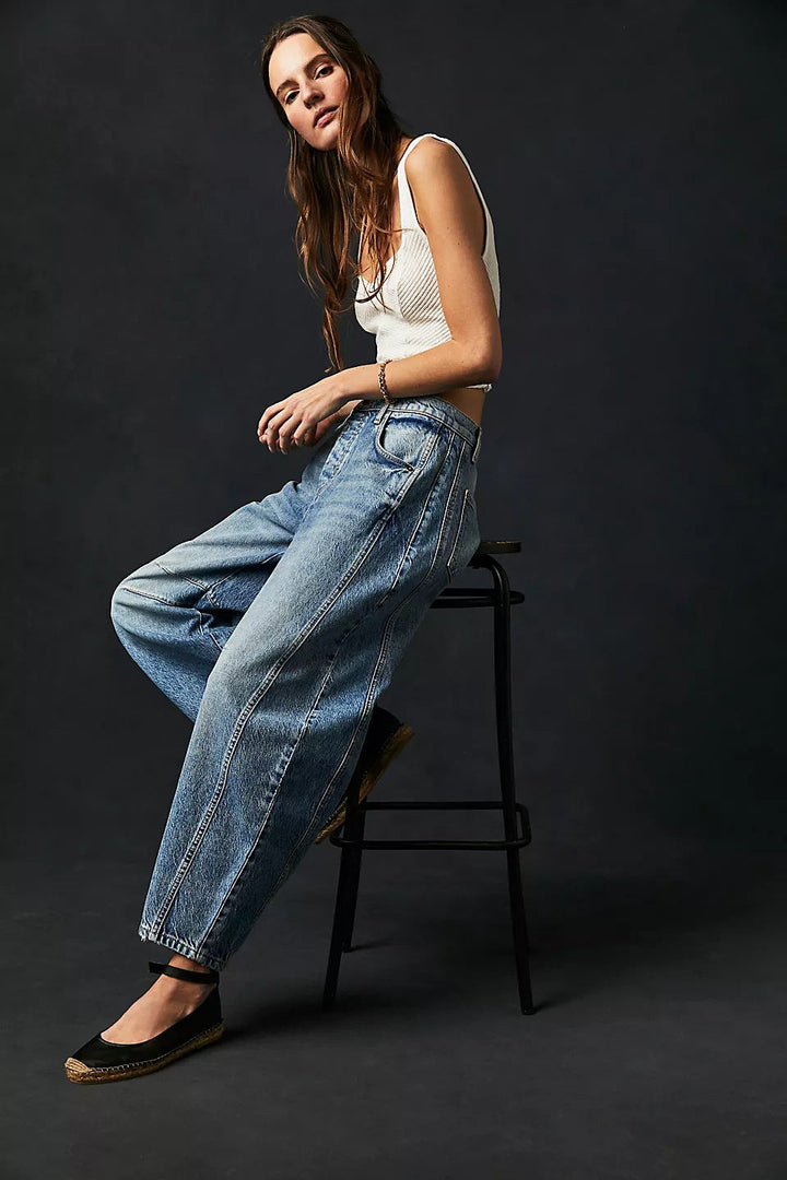 Jean baggy femme, look décontracté tendance, idéal pour le printemps.