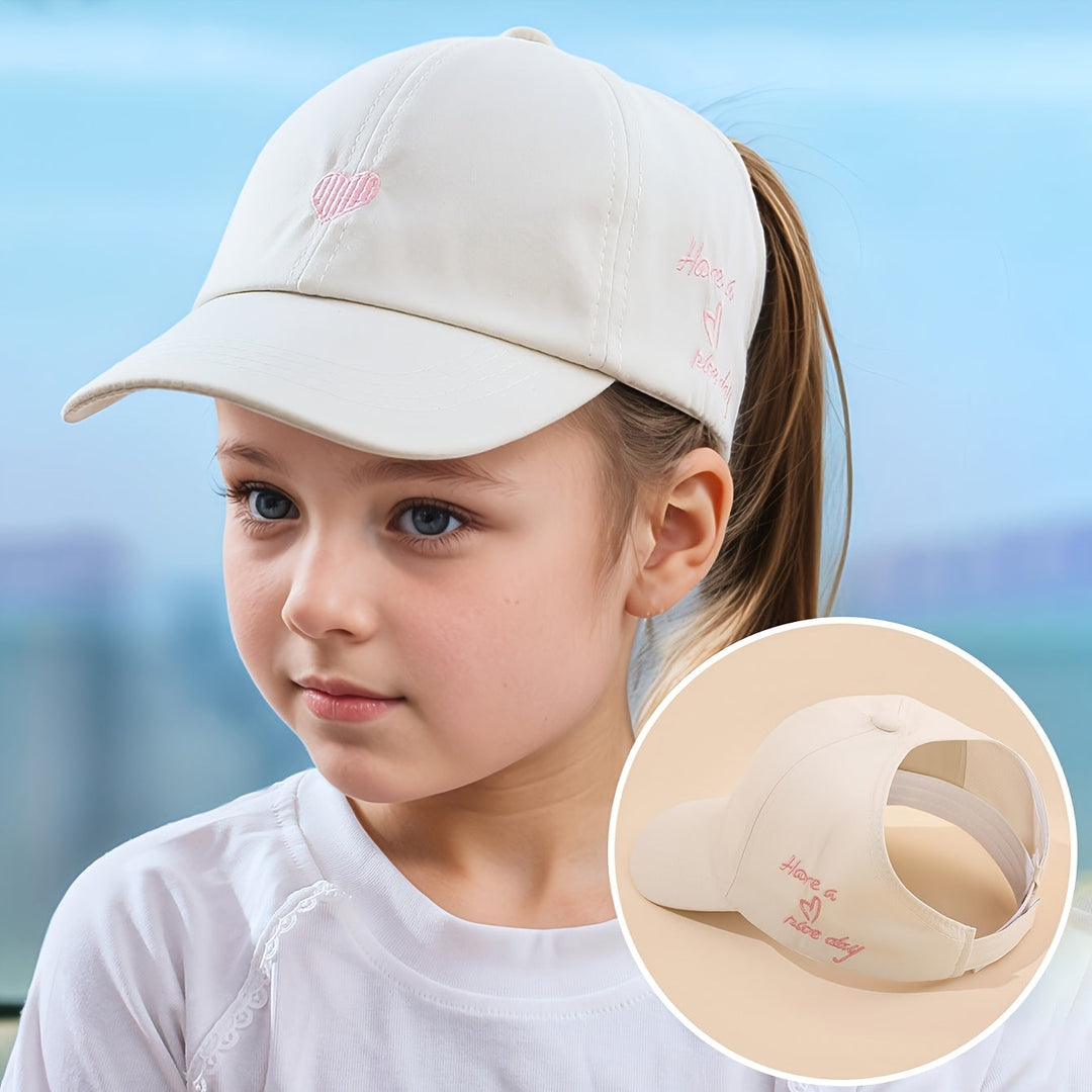 Vue arrière de la casquette enfant avec sangle réglable, broderie cœur subtile, tissu aéré.