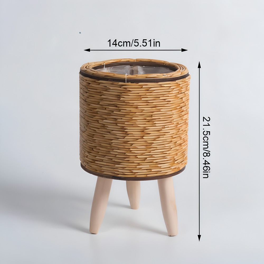 Jardinière tressée en rotin synthétique, pieds en bois clairs, pour plantes d'intérieur et extérieur.