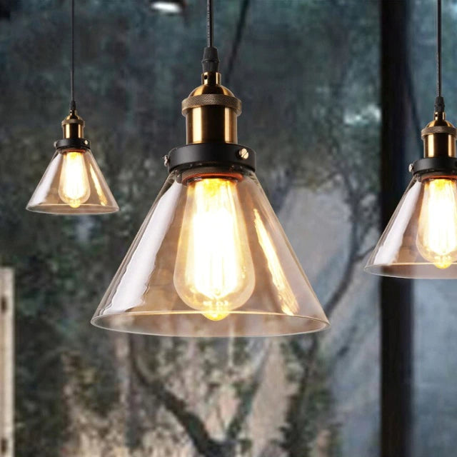 Lumière douce d'une lampe suspendue en cristal, jeux de reflets magnifiques au plafond.
