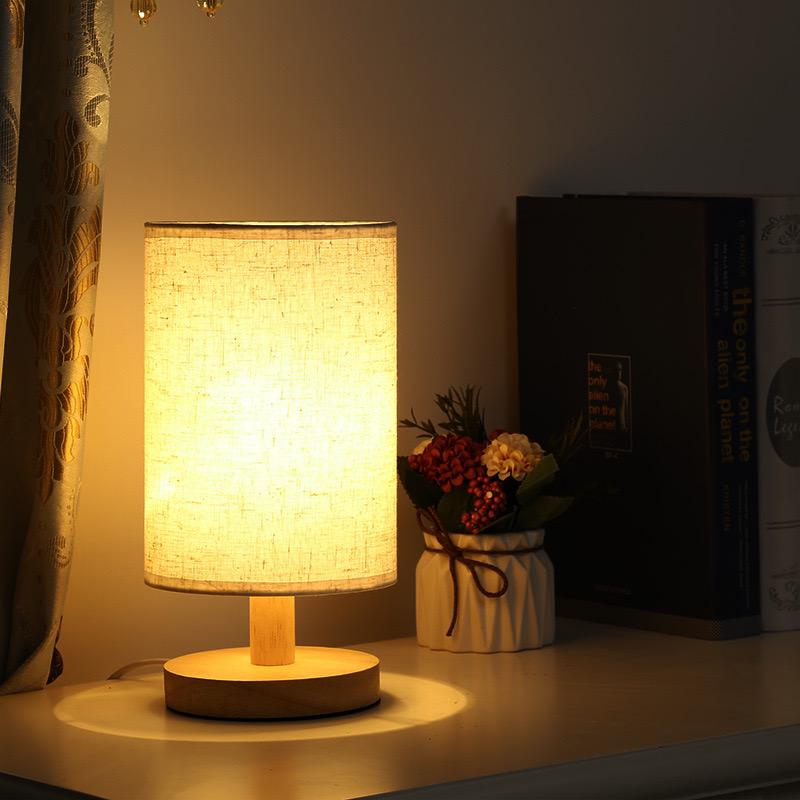 Lampe de table dimmable en bambou et bois, LED intégrée, télécommande, pour une ambiance personnalisée.