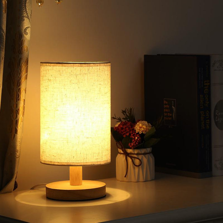 Lampe de table dimmable en bambou et bois, LED intégrée, télécommande, pour une ambiance personnalisée.