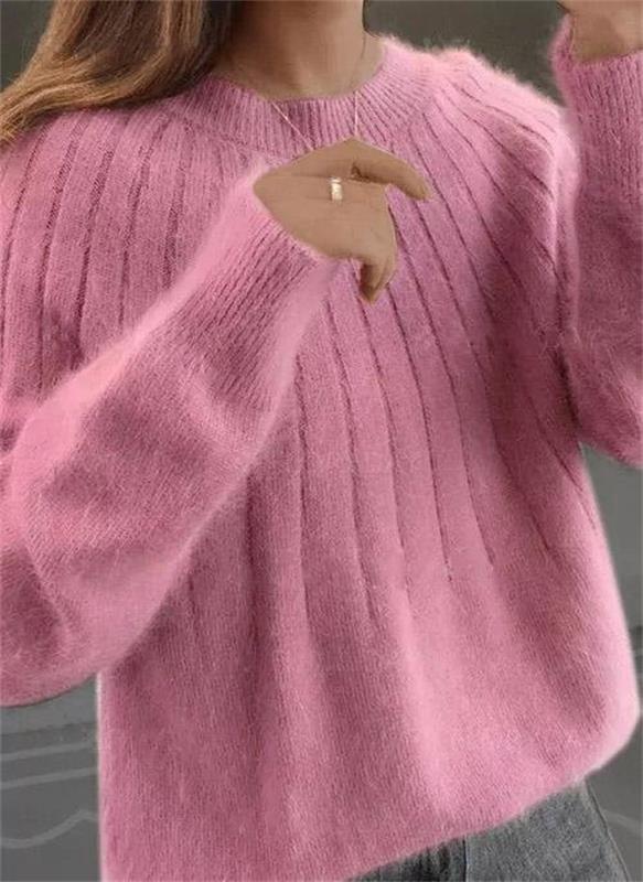 Pull femme chic en maille douce et tricotée, parfait pour un look hivernal confortable et tendance.