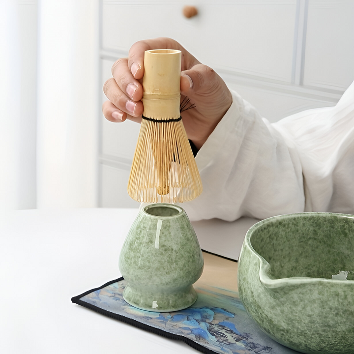 Kit matcha complet 7 pièces pour une cérémonie de thé japonaise authentique. Bol 450ml avec bec verseur.