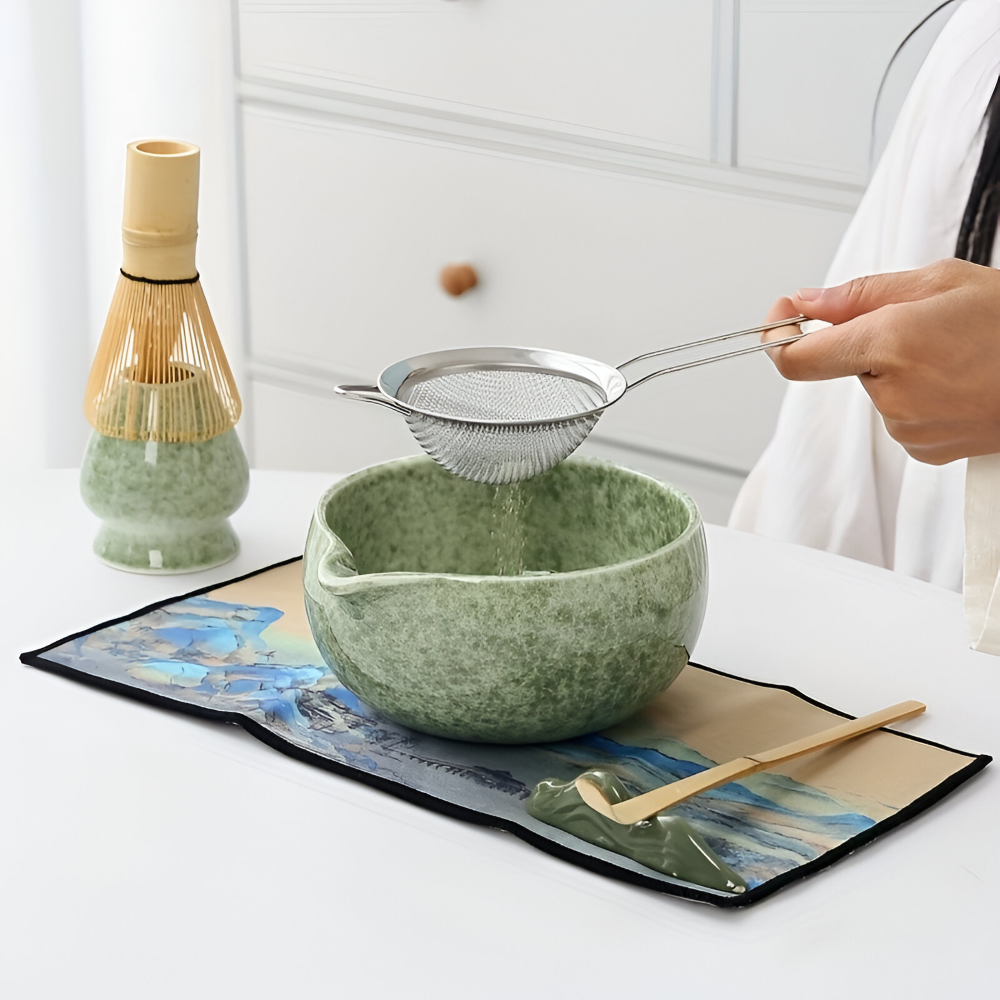 Set ustensiles matcha 7 pièces : bol 450ml avec bec verseur, fouet traditionnel. Pour une dégustation parfaite.