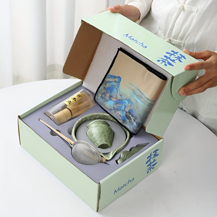 Offrez un set matcha 7 pièces, bol 450ml avec bec verseur. Le cadeau idéal pour la cérémonie du thé.