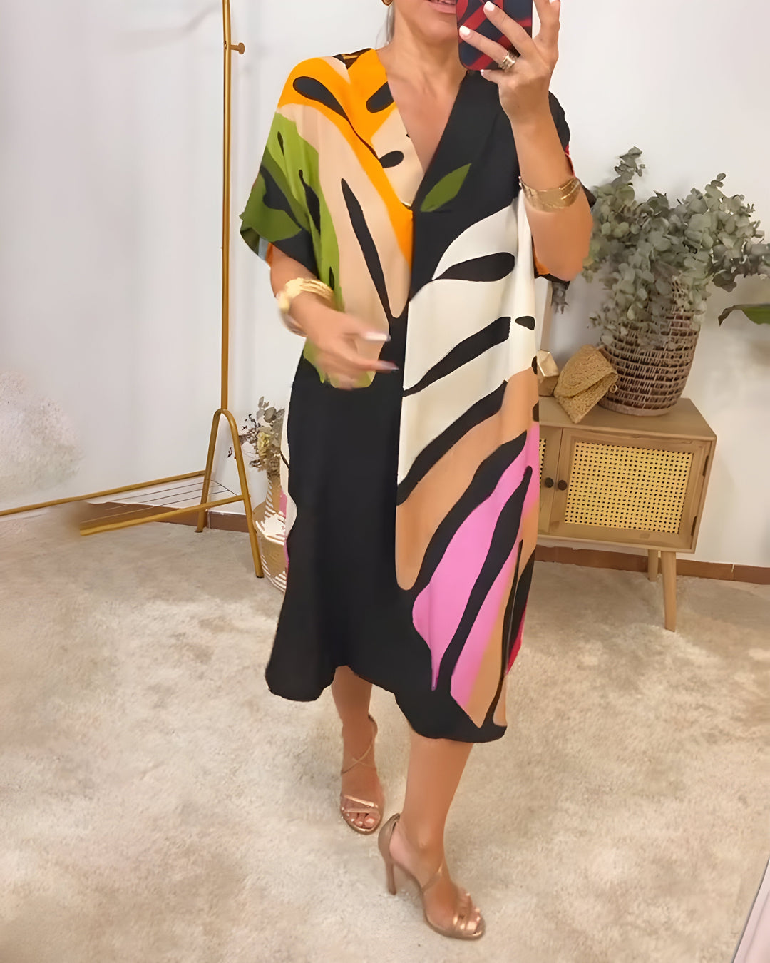 Robe fluide midi imprimé feuillage vert, col V, idéale printemps-été. Confortable et chic.
