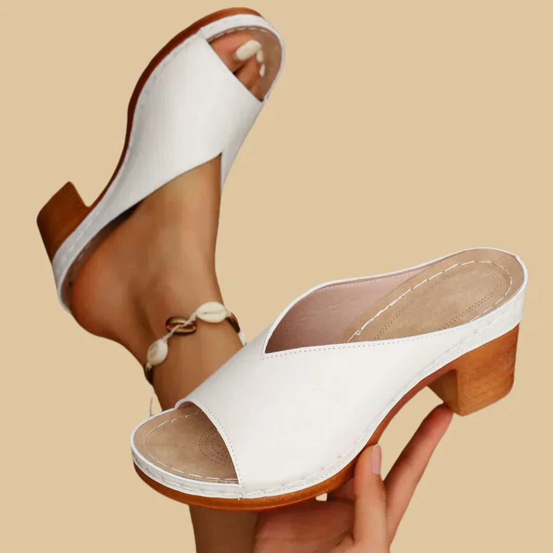 Vue latérale sandales Sorina femme. Talon épais stable. Chaussures orthopédiques élégantes pour le confort et le style.