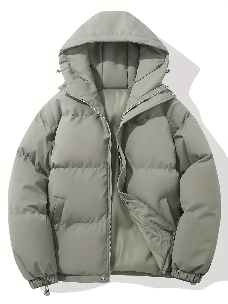 Doudoune homme chic et confortable avec capuche, conçue pour l'élégance urbaine et le froid.