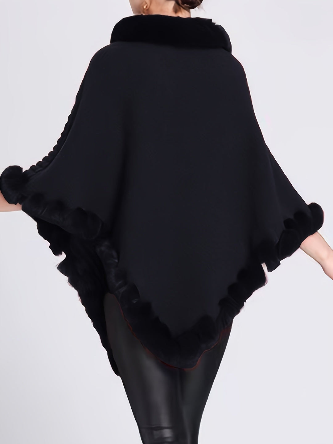 Détail d'un pull col roulé femme en tricot épais, bordure de fausse fourrure luxueuse, chaleur garantie.