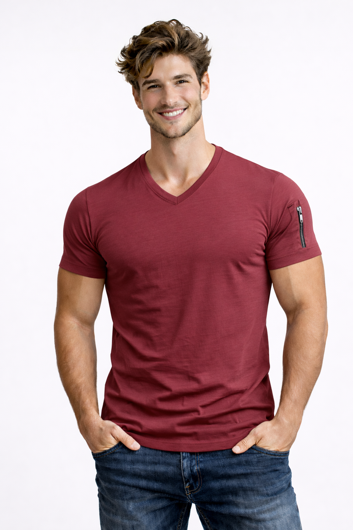 T-shirt homme col V noir, coupe moderne, idéal pour le quotidien. Style décontracté et confortable.