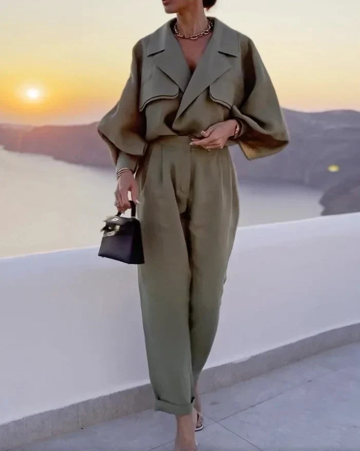 Blouse bouffante à manches longues et pantalon taille haute, formant un ensemble femme deux pièces chic et polyvalent.