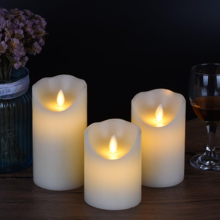 Décoration: Bougie LED LuxeGlow en verre avec flamme vacillante réaliste, télécommandée pour ambiance cosy.
