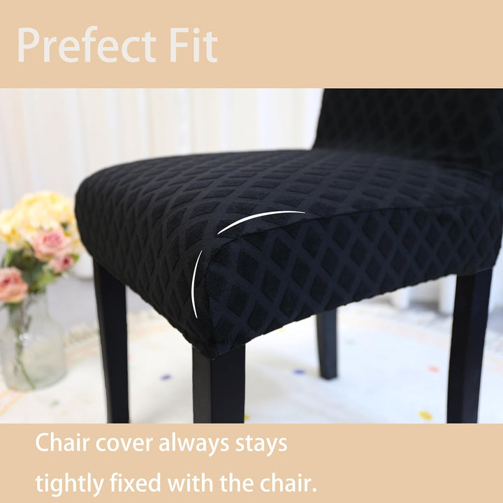 Protection efficace des chaises avec housses extensibles lavables. Idéales pour la salle à manger.