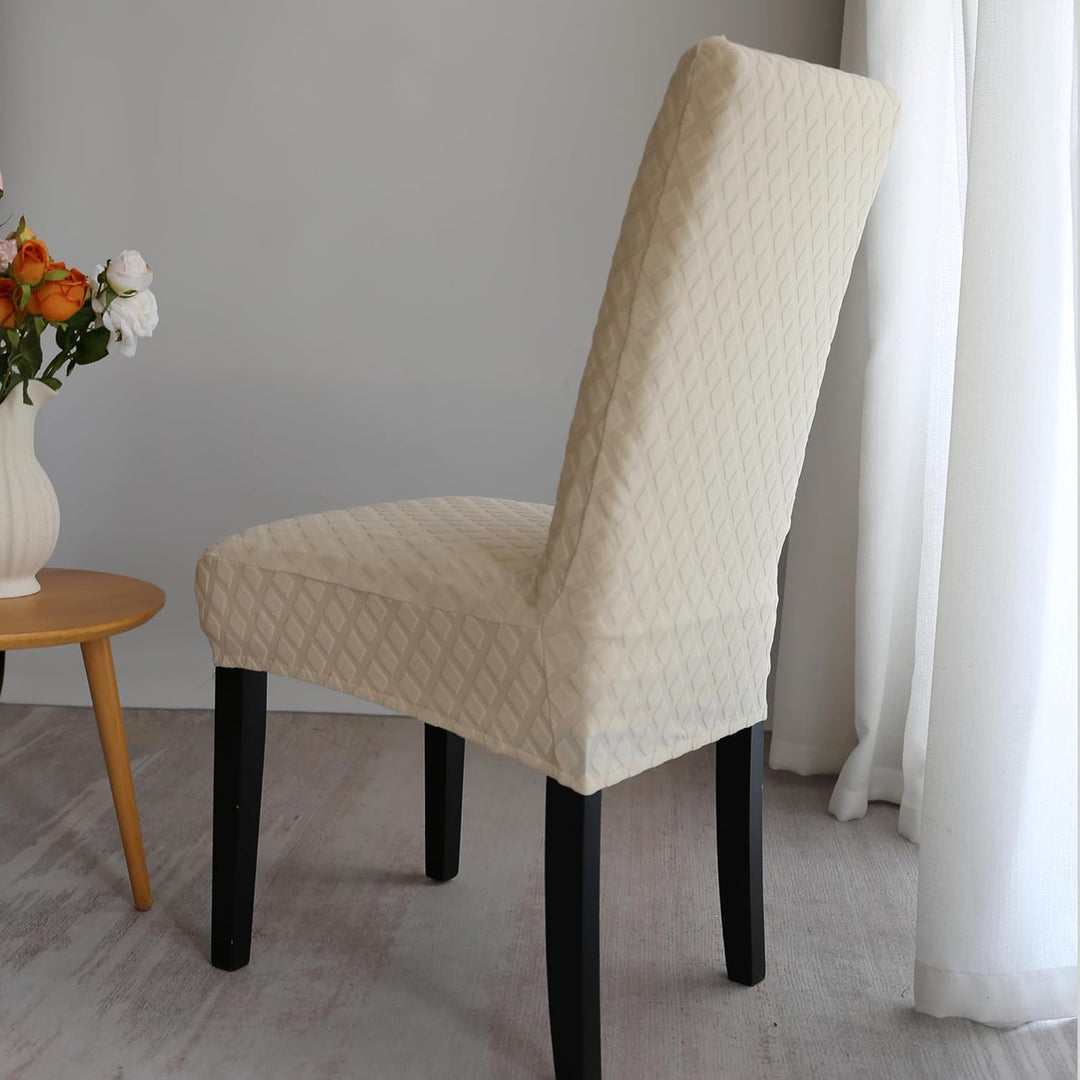 Ameublement repensé avec housses de chaise extensibles en polyester. Motif diamant, facile à laver.