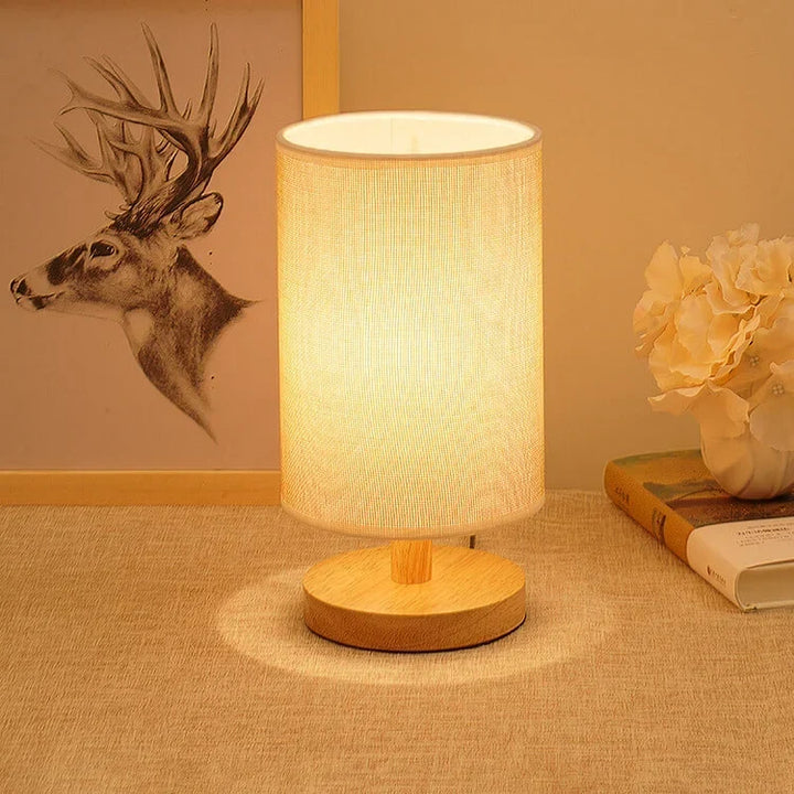 Lampe de table style Japandi en bambou naturel, abat-jour en lin, éclairage chaleureux et relaxant.