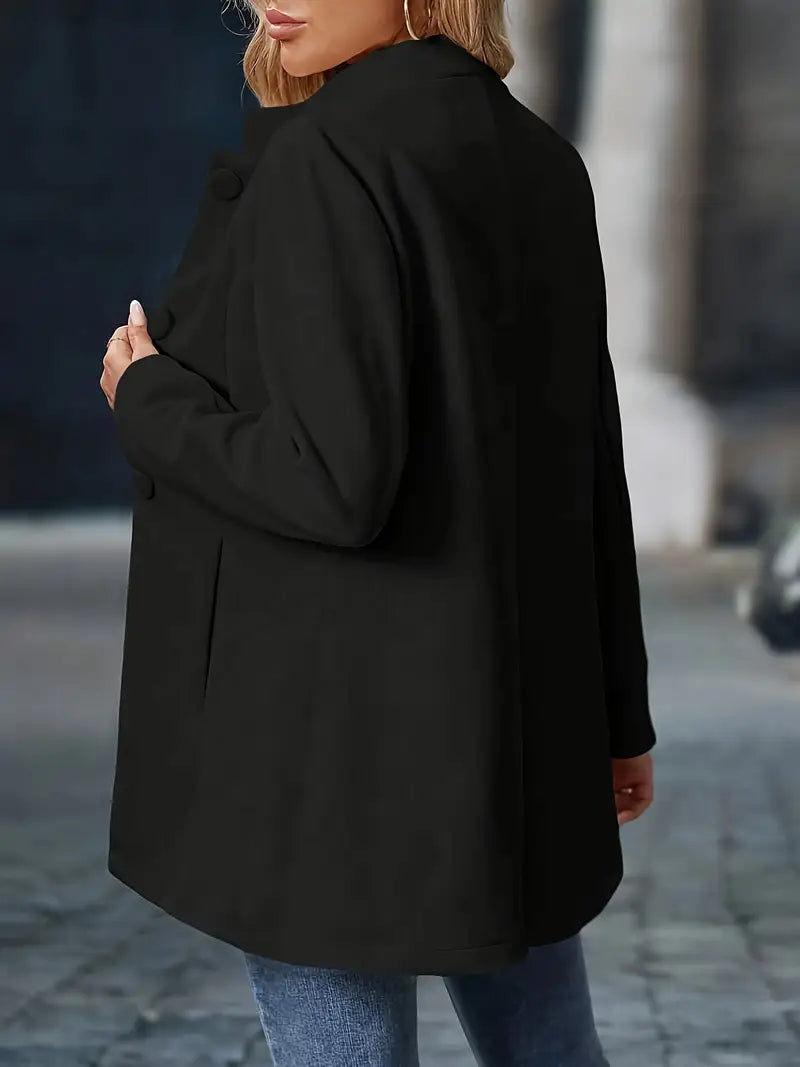 Manteau mi-long femme, col montant boutonné, idéal pour une tenue d'hiver polyvalente et stylée.