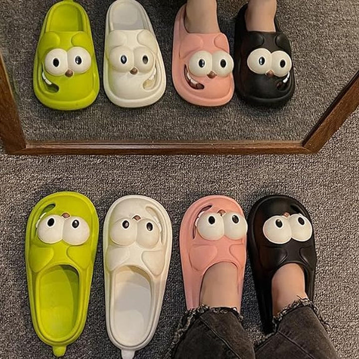 Chaussons d'intérieur SoleJoy, design ludique et matière douce pour une détente assurée à la maison.