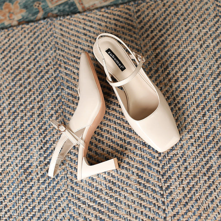 Chaussures femmes élégantes en matière lisse, bout carré et brides croisées, talon large confortable.