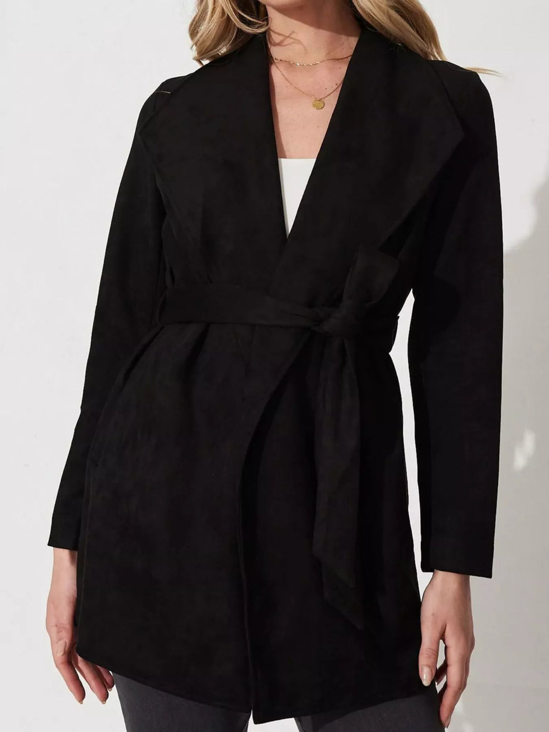 Veste ouverte fluide femme, tendance et chic. Parfaite pour la mi-saison, style élégant et décontracté.