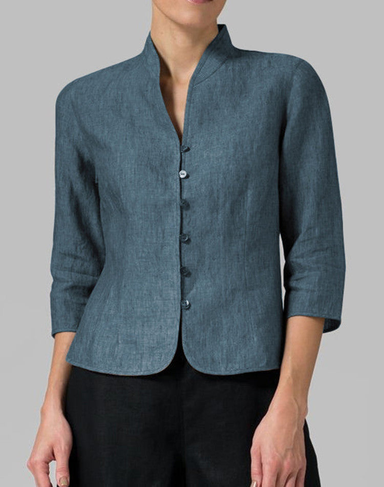 Blouse femme à col montant et décolleté V. Manches 3/4. Style moderne pour vêtements de bureau.