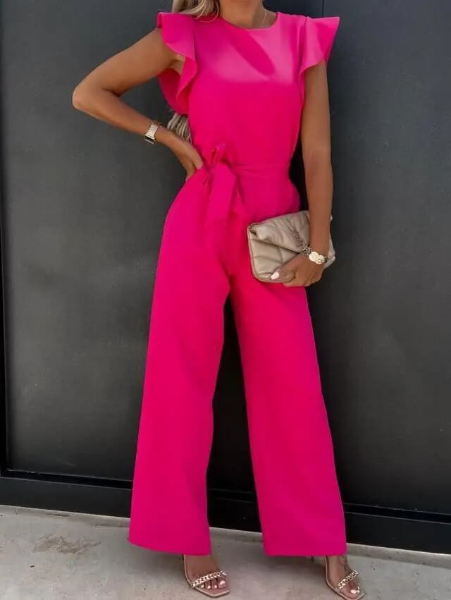 Combinaison décontractée femme, style chic et confortable pour l'été, parfaite pour un look quotidien.