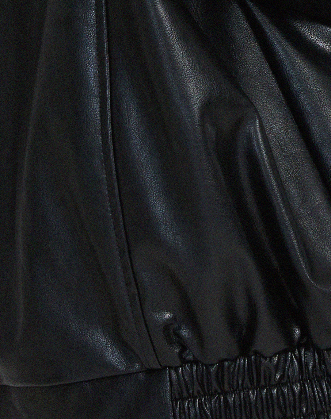 Veste Yara oversize en cuir femme, design audacieux et confortable, un essentiel chic de la mode urbaine mi-saison.