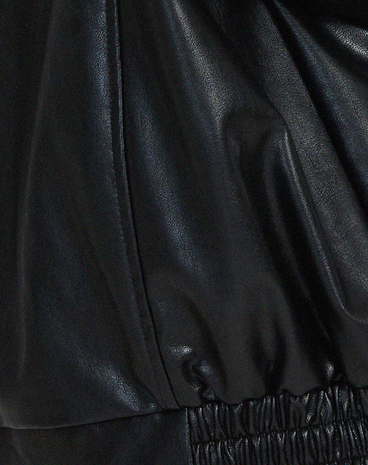 Veste Yara oversize en cuir femme, design audacieux et confortable, un essentiel chic de la mode urbaine mi-saison.
