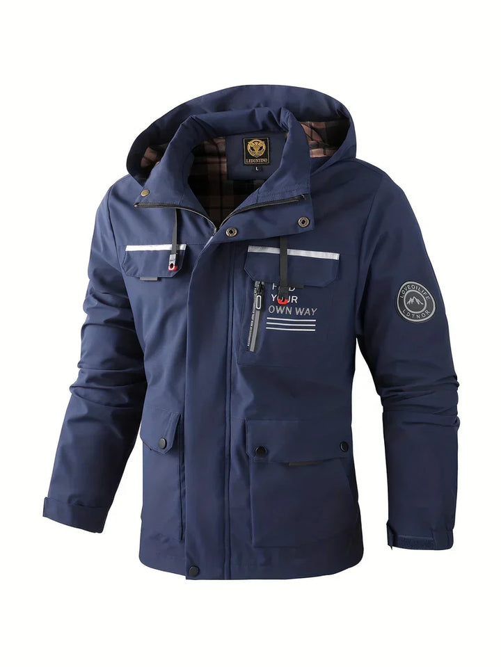 Veste homme casual et chaude, avec une capuche ajustable, idéale pour affronter l'hiver avec style et confort.