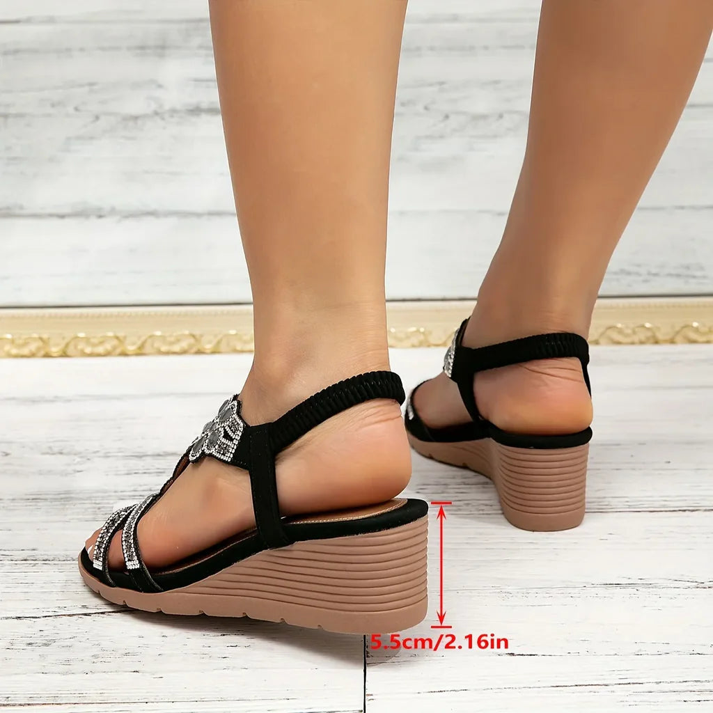 Paire de sandales femme compensées, style élégant et soutien orthopédique pour une journée active en été.