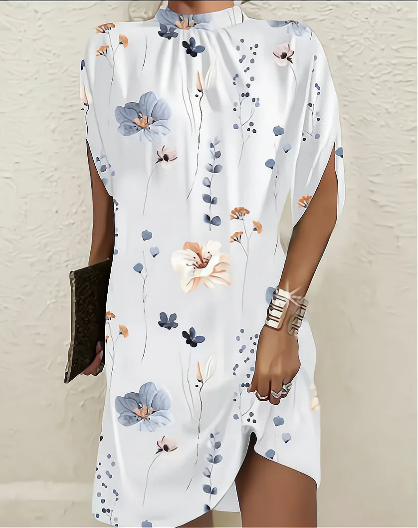 Design moderne: robe courte femme été, motif géométrique éclatant, col montant et fente latérale. Très tendance.