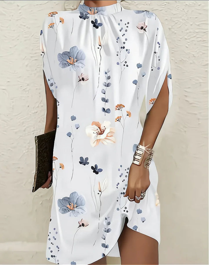 Design moderne: robe courte femme été, motif géométrique éclatant, col montant et fente latérale. Très tendance.