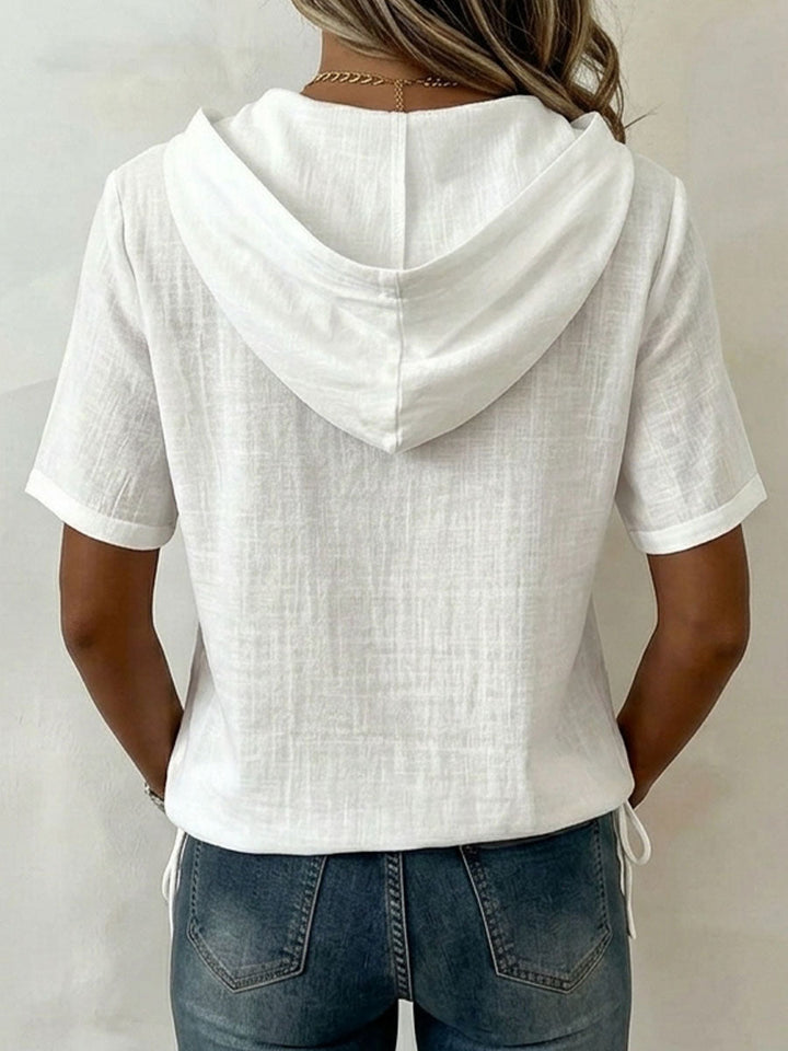 Haut femme à capuche confortable, coupe ample, style casual chic pour mode printemps-été.