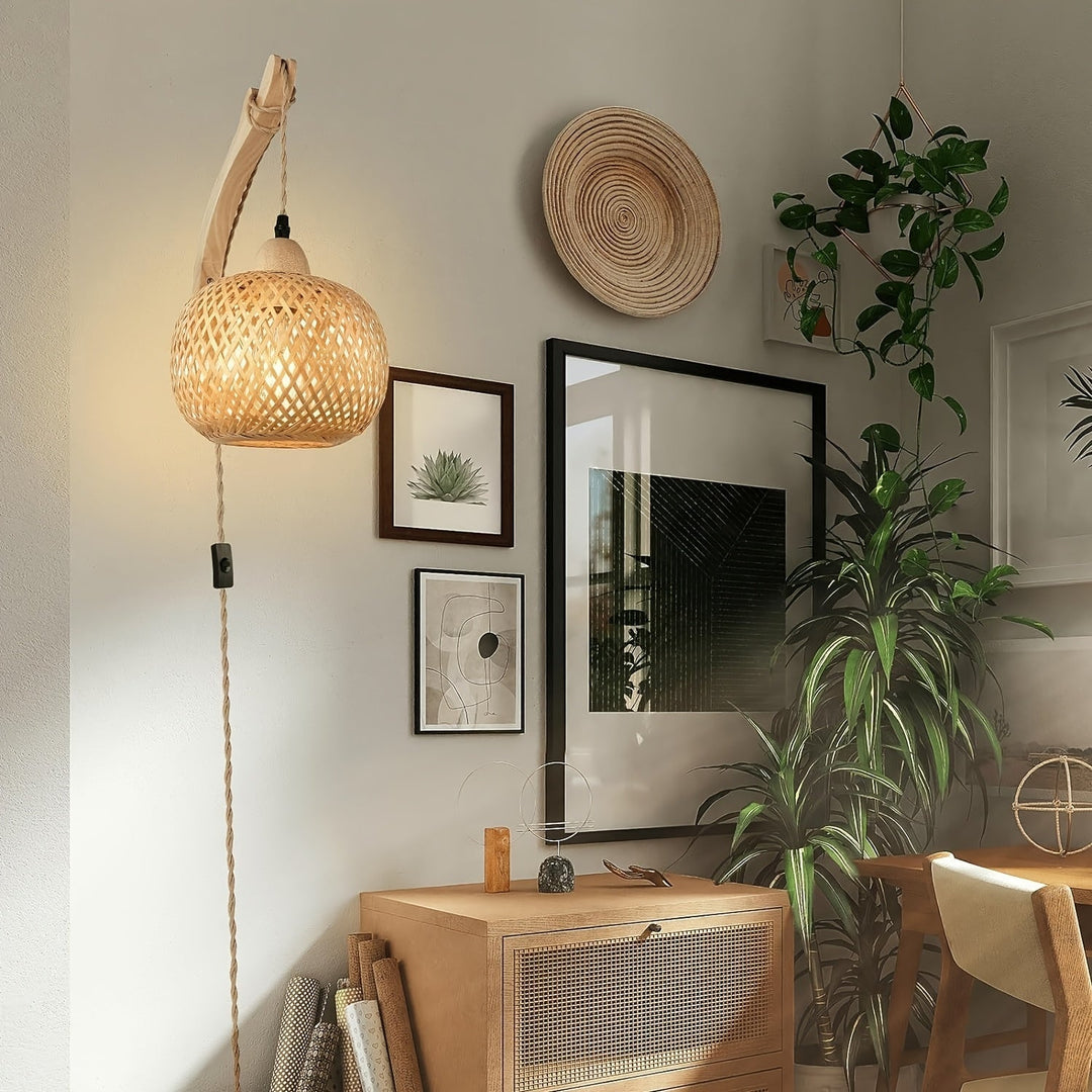 Lampe murale en bambou rustique avec ombre tissée. Style naturel et prise pratique pour tout intérieur.
