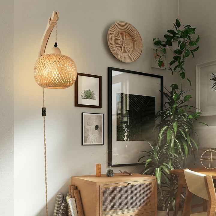 Lampe murale en bambou rustique avec ombre tissée. Style naturel et prise pratique pour tout intérieur.