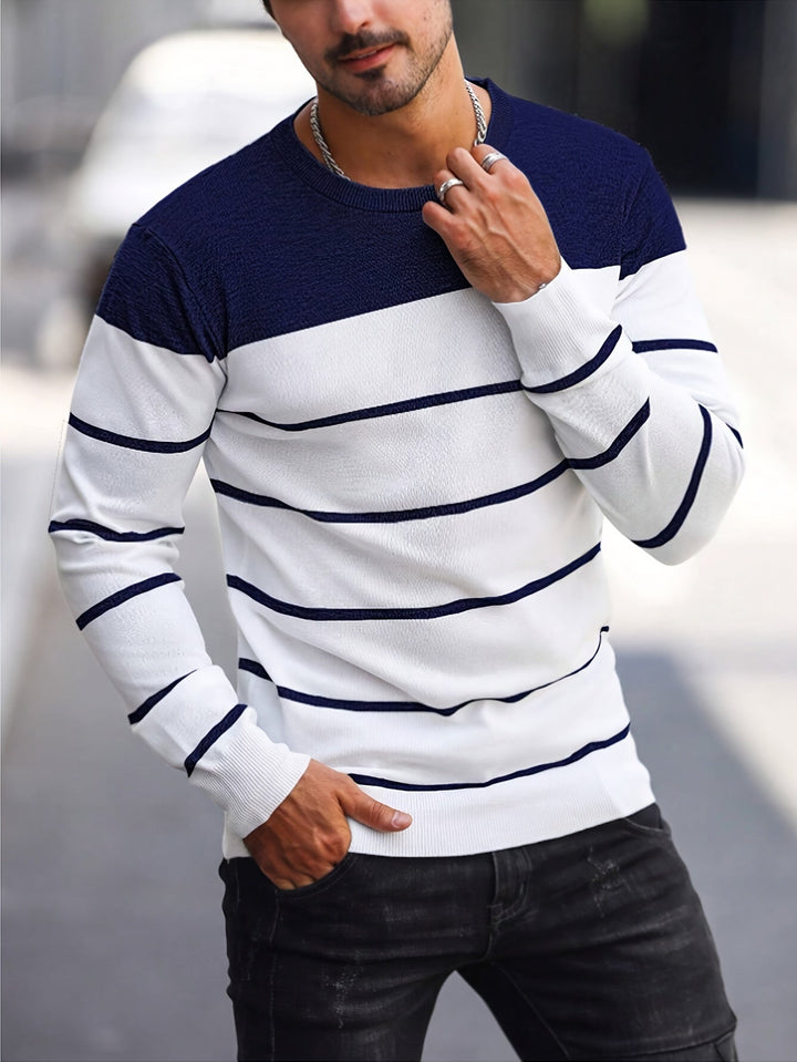 Pull homme rayé élégant, coupe moderne. Idéal pour le confort quotidien et la mode masculine casual chic.