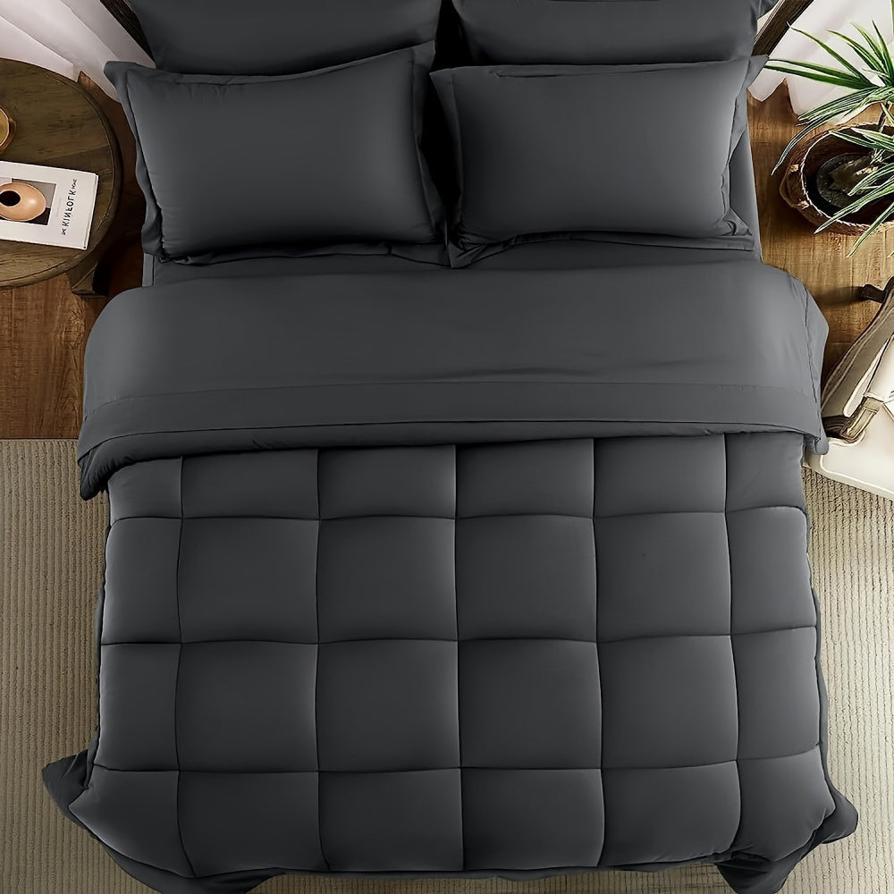 Ensemble couette en microfibre avec garnissage synthétique, entretien facile et durable pour la literie.