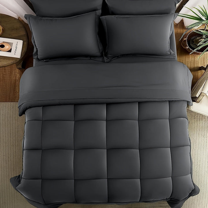 Ensemble couette en microfibre avec garnissage synthétique, entretien facile et durable pour la literie.