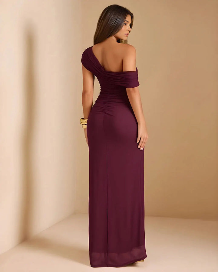 Robe de soirée chic femme, coupe asymétrique froncée, longue maxi rouge bordeaux. Parfaite pour élégance habillée.