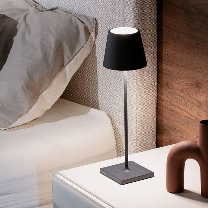 Lampe de table LED, sans fil, étanche, rechargeable, minimaliste, offre une lumière d'ambiance ajustable.