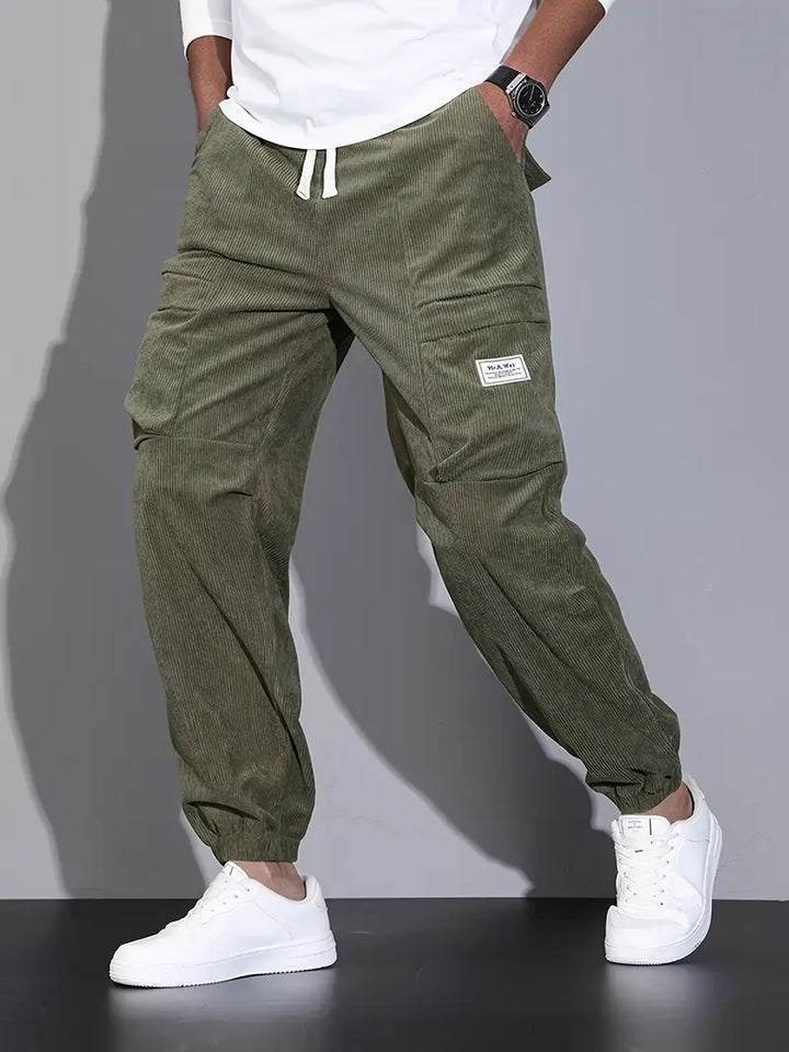 Confortable pantalon cargo homme, coupe ajustée, couleur beige. Idéal pour un style urbain chic.