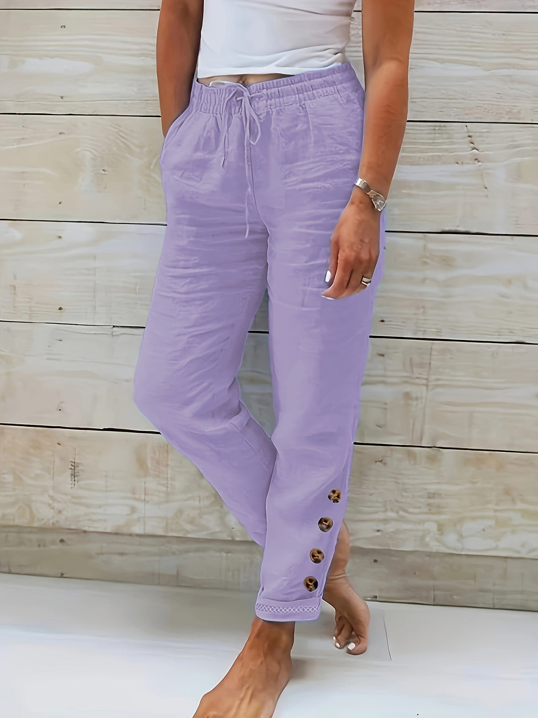 Pantalon femme élégant, coupe droite ajustée, idéal pour la mode femme polyvalente.