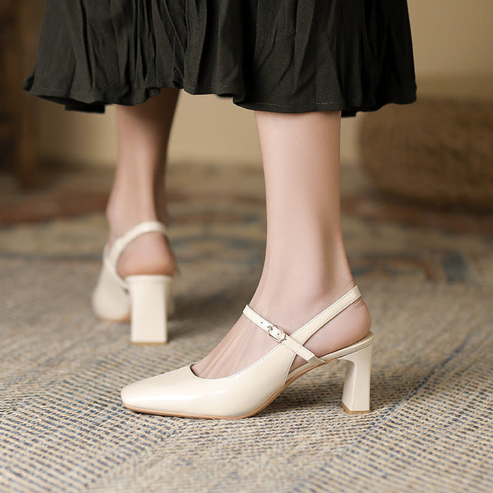 Dessus de chaussures femmes avec brides croisées, bout carré et talon large, style élégant et décontracté.